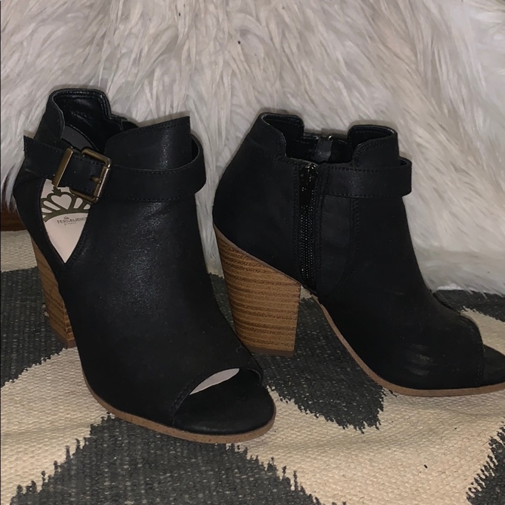 Women’s Size 5 Fergalicious Shoes